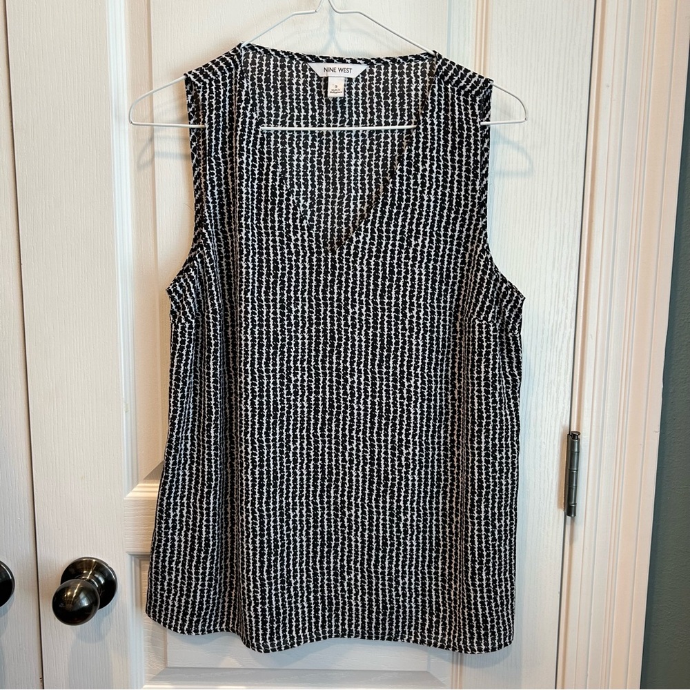 Nine West Women’s V-Neck Sleeveless Black & White Geometric Print Top Size Small
